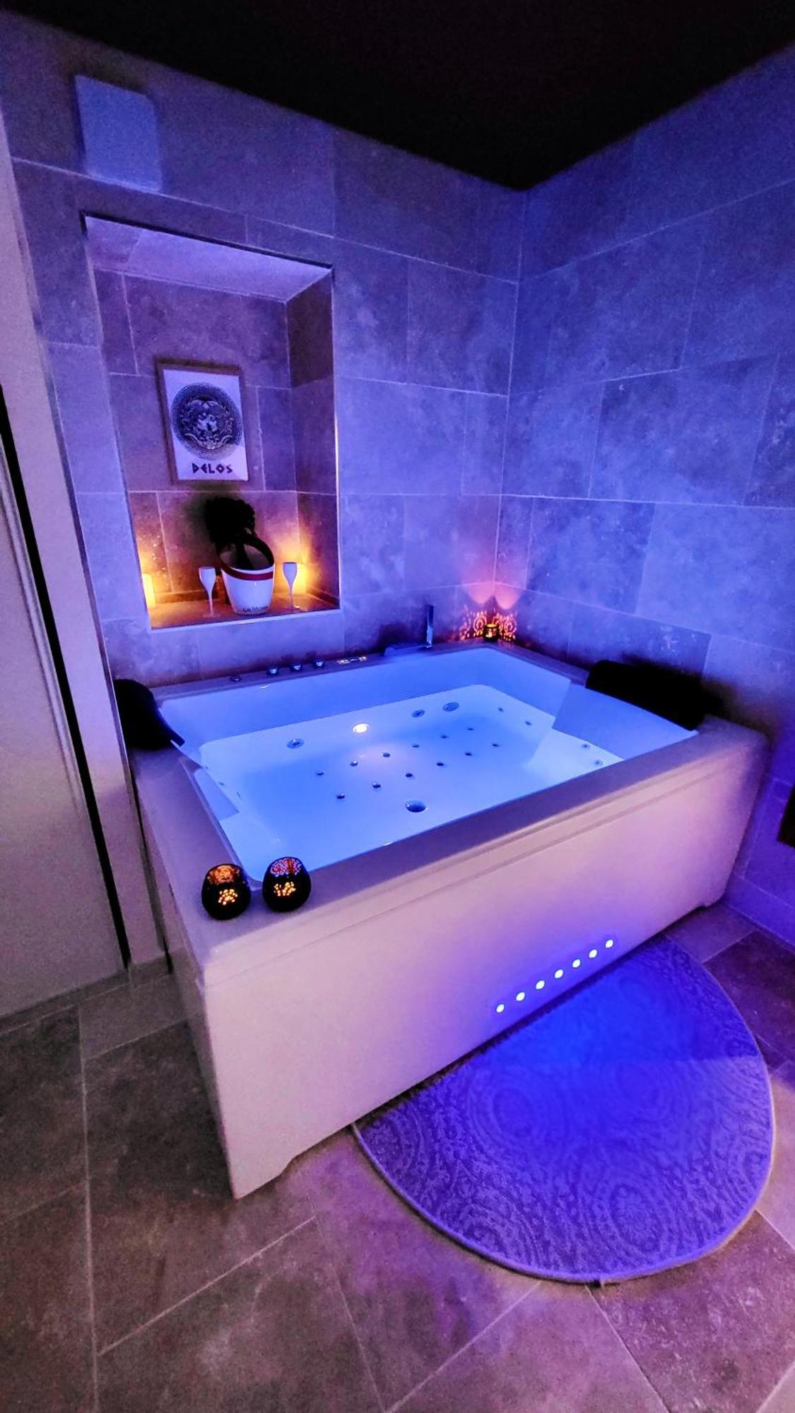 - La Suite Delos - Jacuzzi 2 Places - Centre Ville A Pied - Lit Queen Size - Parking Privee - Wifi - City Center Within Walking Distance - Quimper Exterior photo