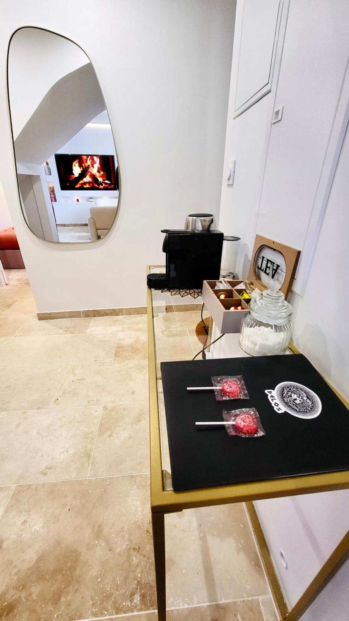 - La Suite Delos - Jacuzzi 2 Places - Centre Ville A Pied - Lit Queen Size - Parking Privee - Wifi - City Center Within Walking Distance - Quimper Exterior photo