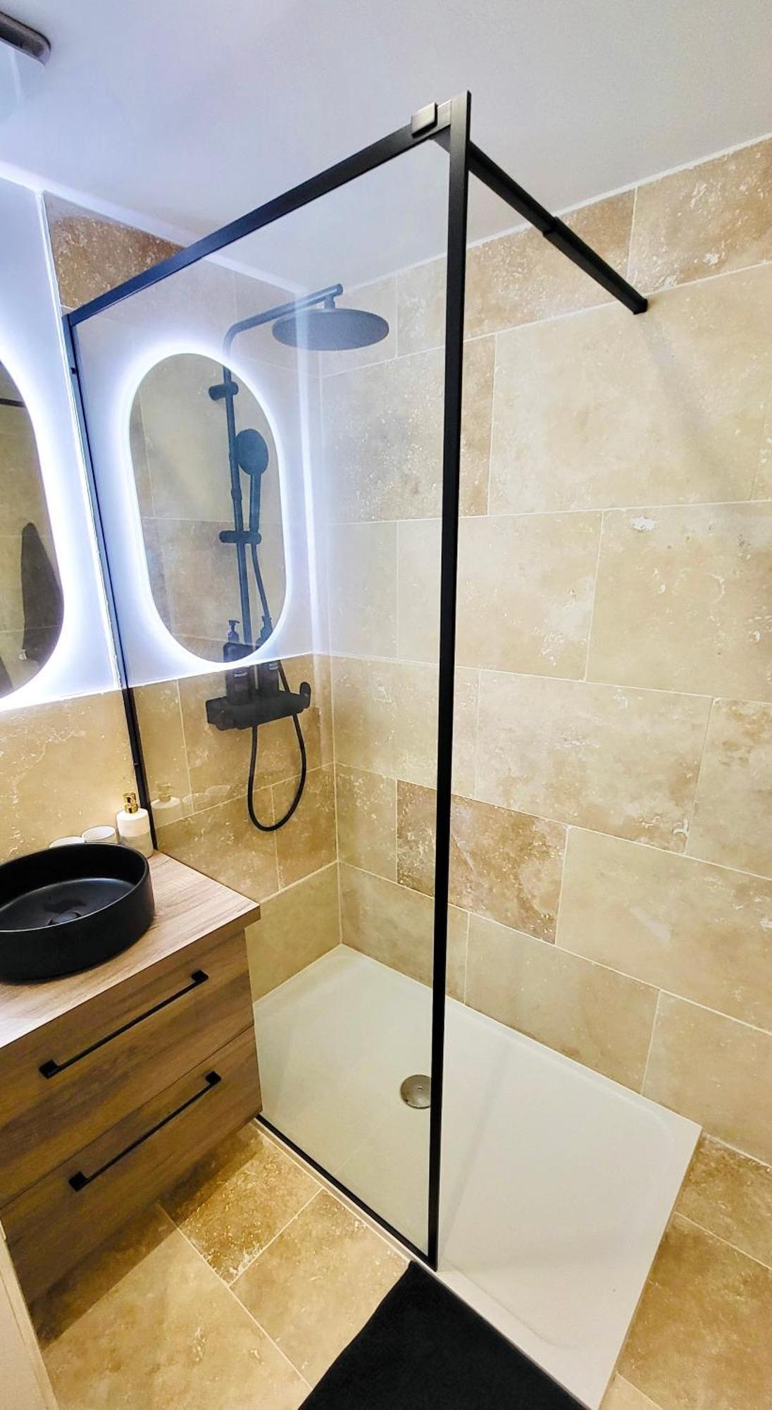 - La Suite Delos - Jacuzzi 2 Places - Centre Ville A Pied - Lit Queen Size - Parking Privee - Wifi - City Center Within Walking Distance - Quimper Exterior photo