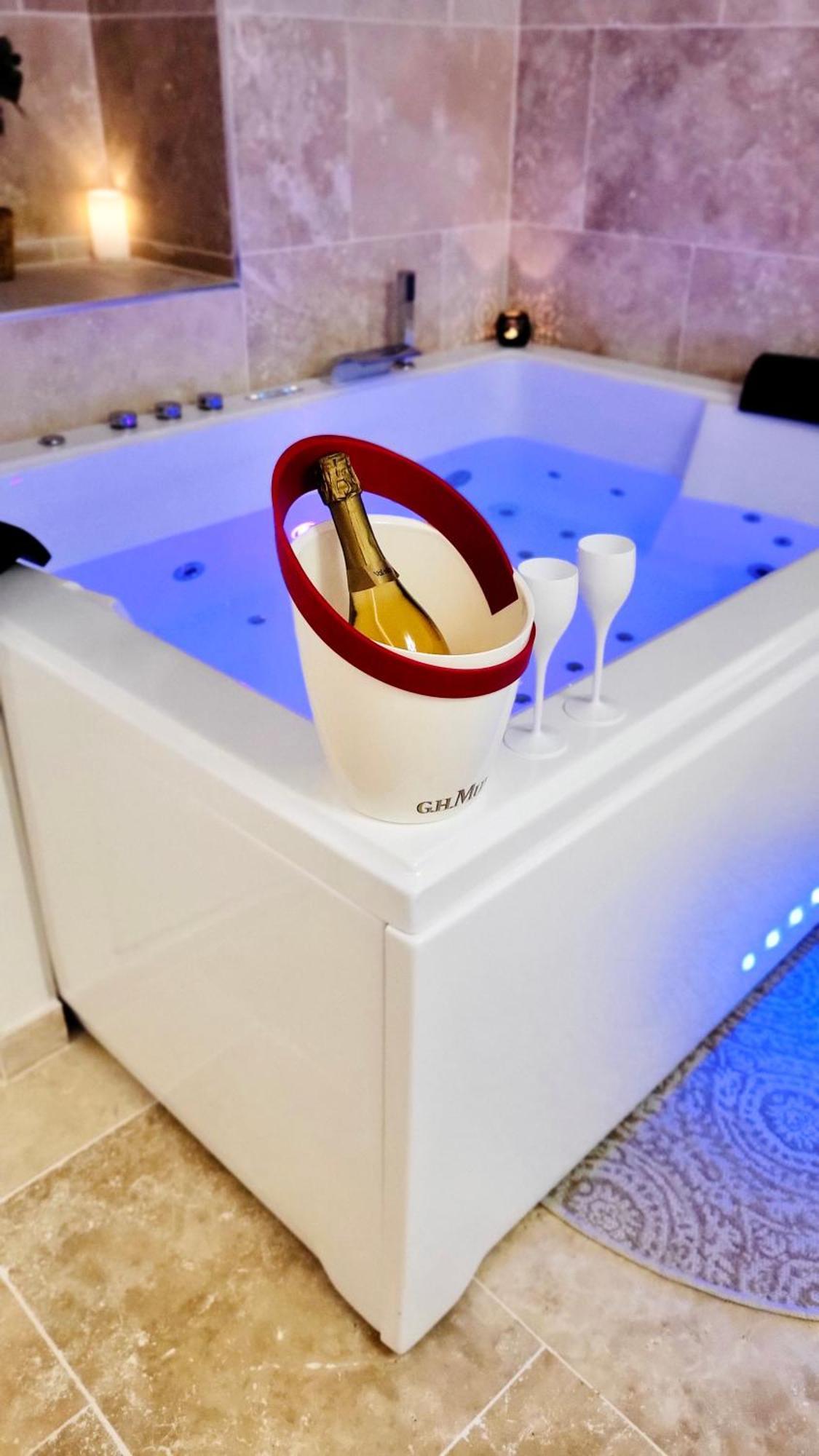 - La Suite Delos - Jacuzzi 2 Places - Centre Ville A Pied - Lit Queen Size - Parking Privee - Wifi - City Center Within Walking Distance - Quimper Exterior photo