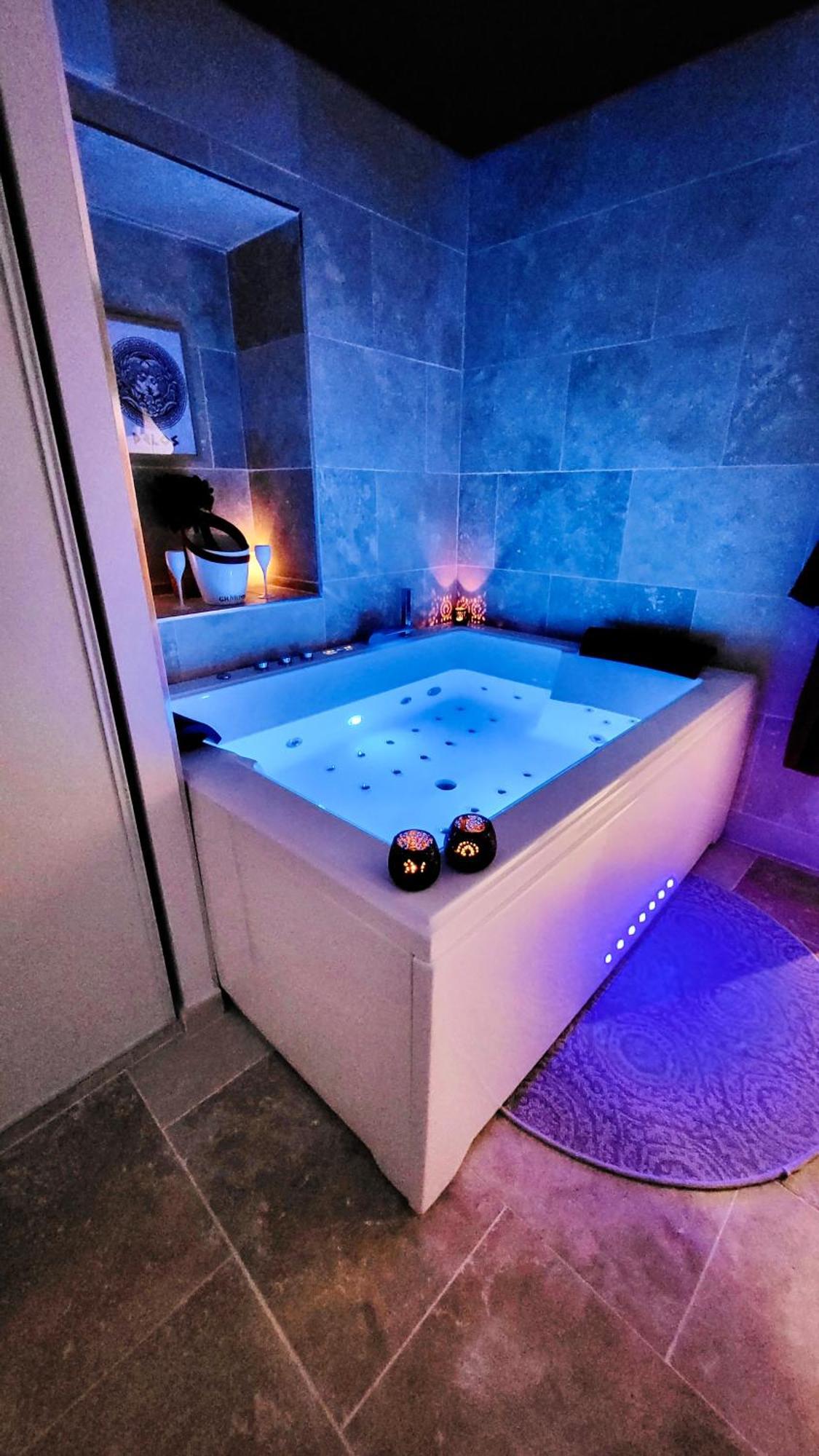 - La Suite Delos - Jacuzzi 2 Places - Centre Ville A Pied - Lit Queen Size - Parking Privee - Wifi - City Center Within Walking Distance - Quimper Exterior photo