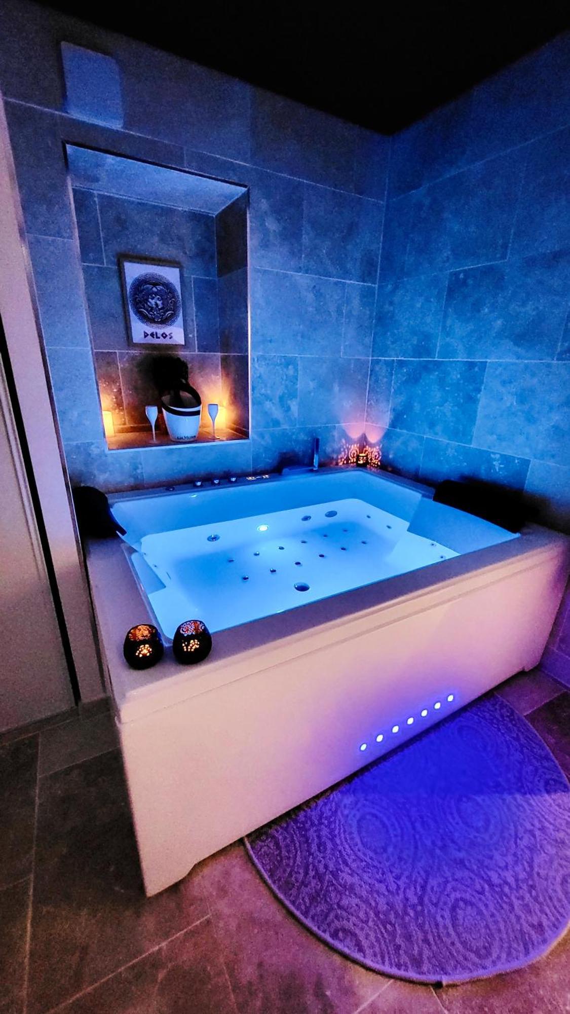 - La Suite Delos - Jacuzzi 2 Places - Centre Ville A Pied - Lit Queen Size - Parking Privee - Wifi - City Center Within Walking Distance - Quimper Exterior photo