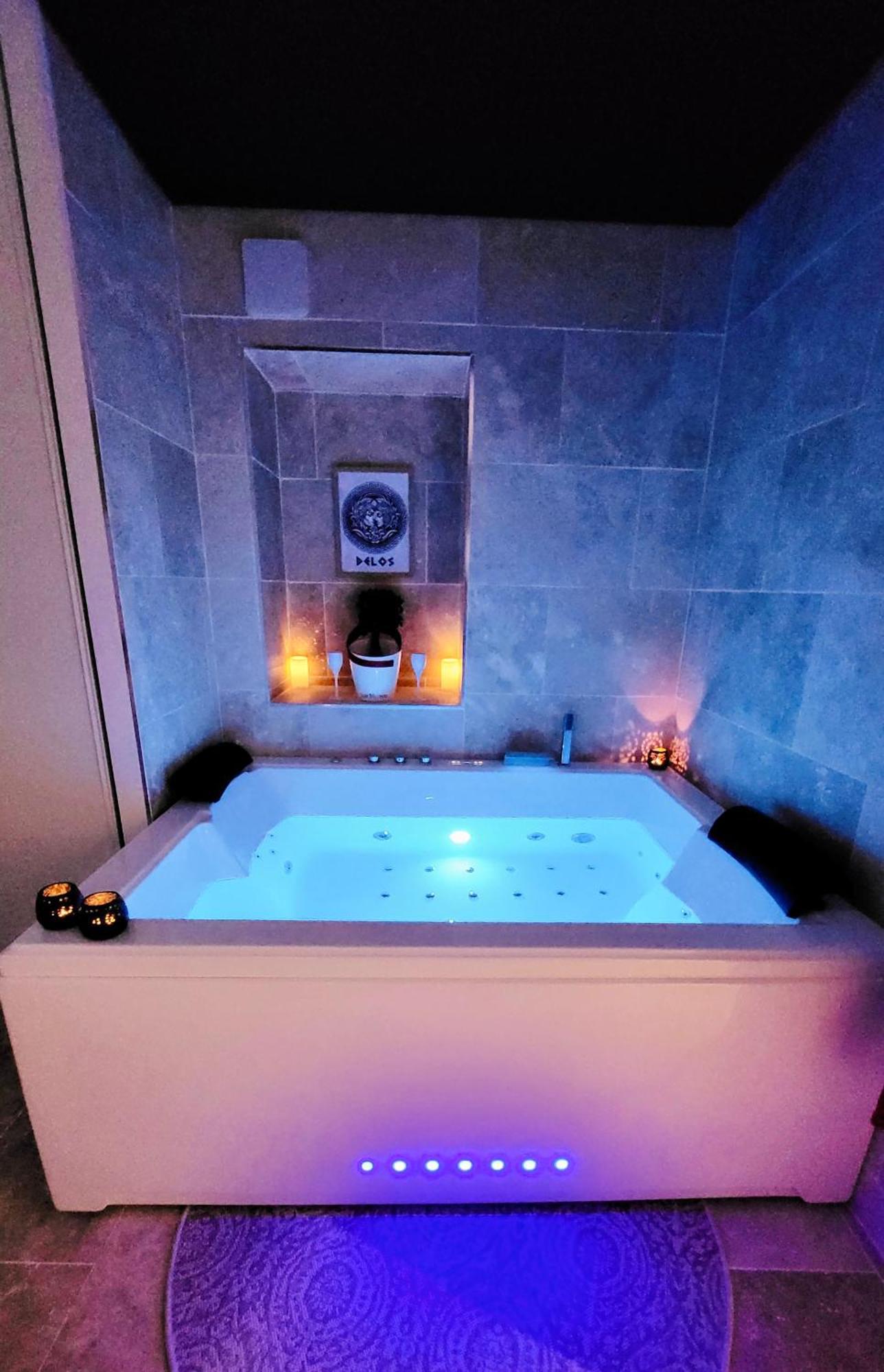 - La Suite Delos - Jacuzzi 2 Places - Centre Ville A Pied - Lit Queen Size - Parking Privee - Wifi - City Center Within Walking Distance - Quimper Exterior photo